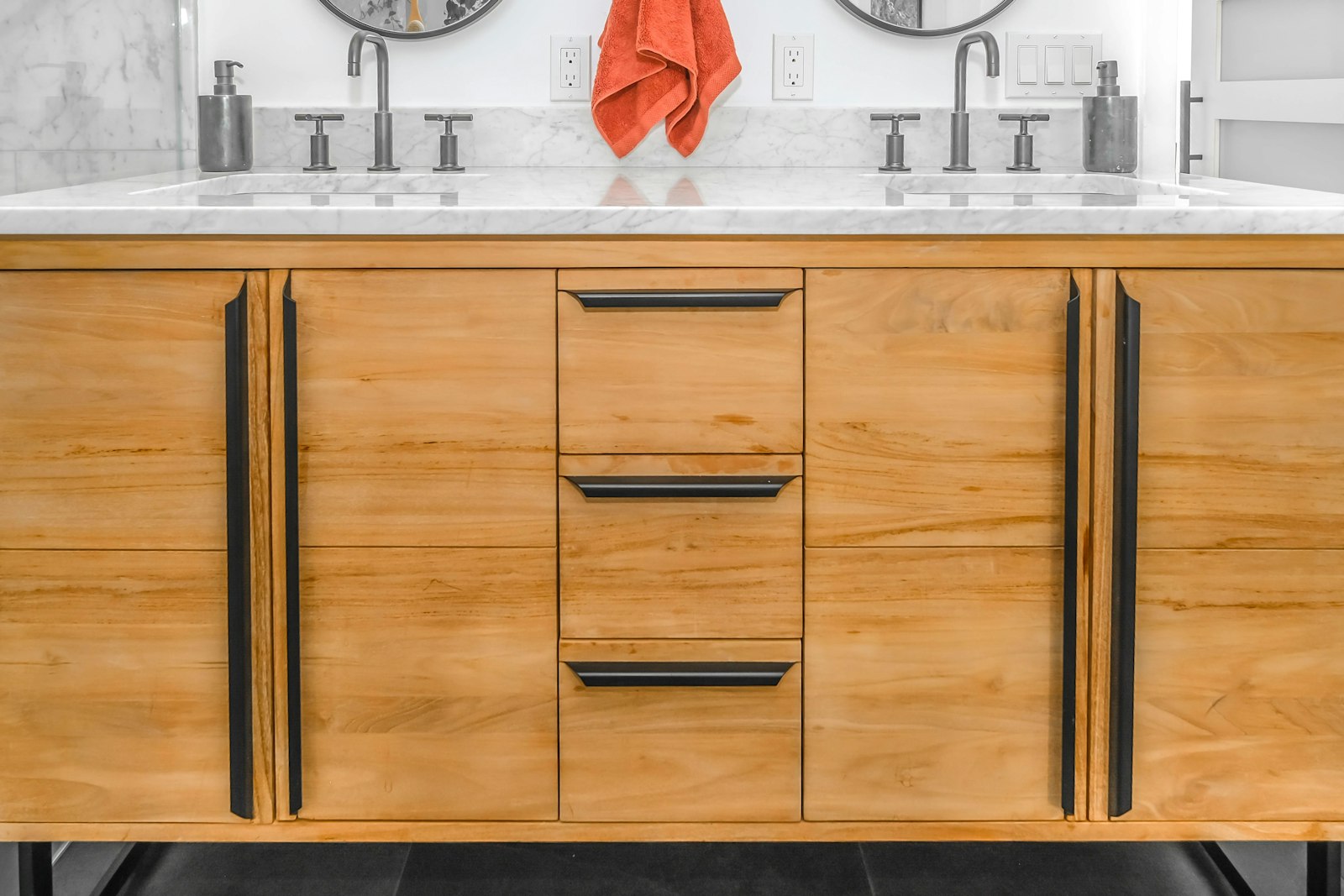 Meuble de salle de bain double vasque en bois massif sur mesure avec poignées noires et plan marbre