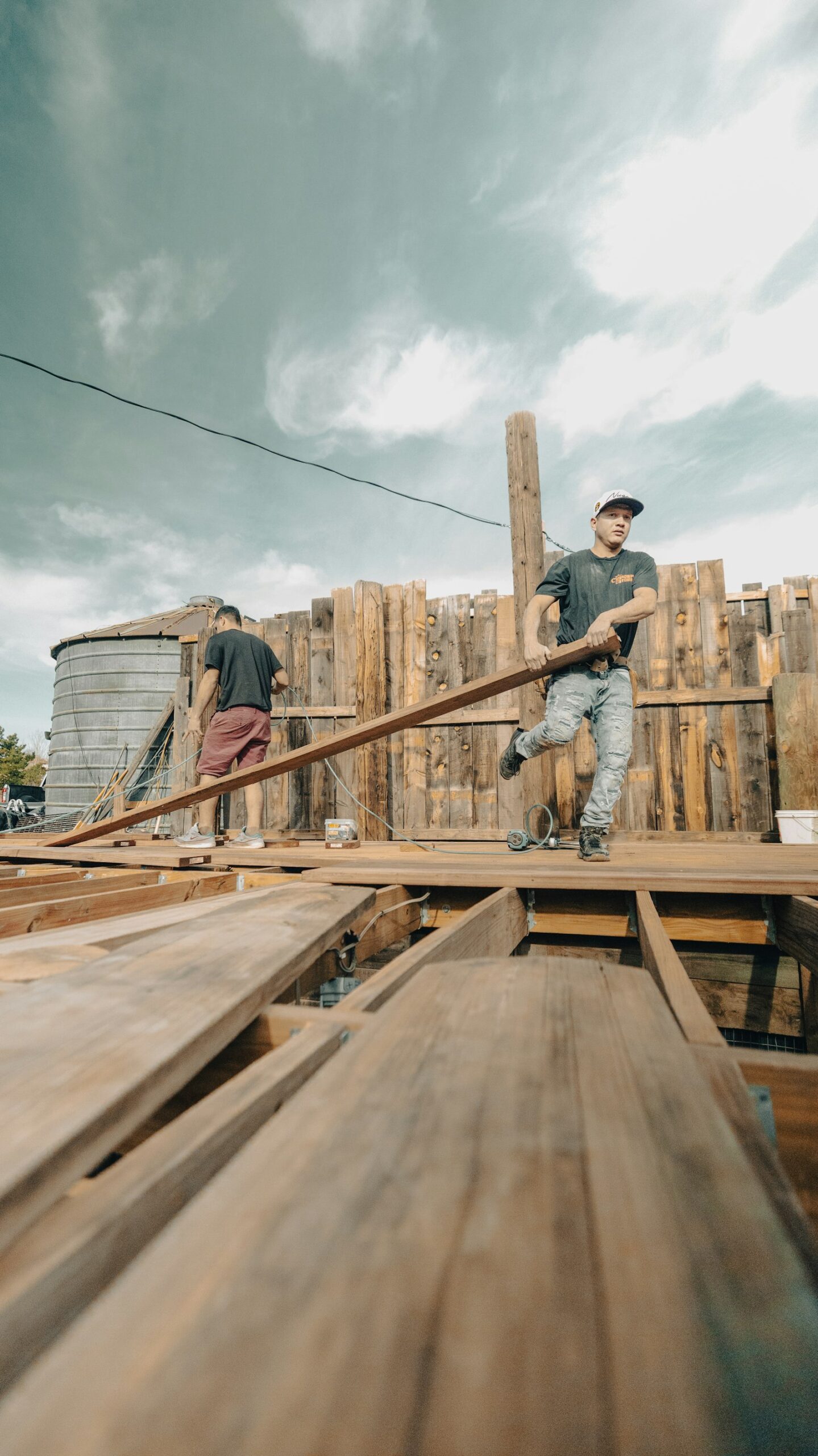 Artisans en plein chantier de construction d'une terrasse bois à ossature