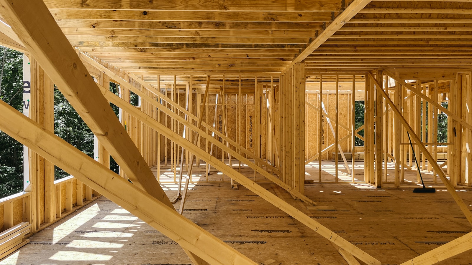 Ossature bois d'une extension de maison en cours de charpente
