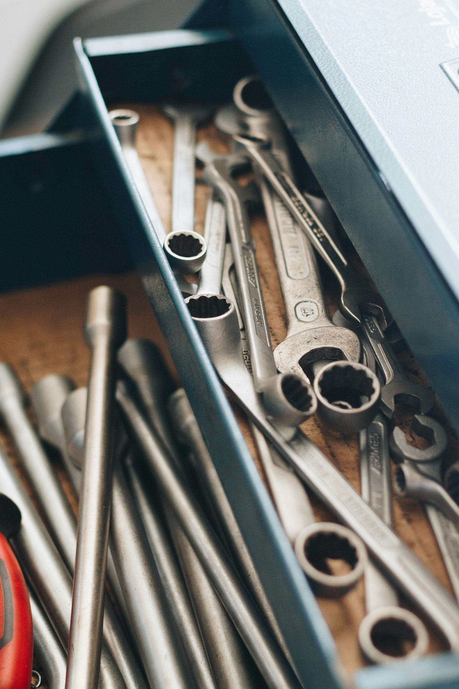 Boîte à outils de mécanicien avec clés et douilles pour réparation de moteurs