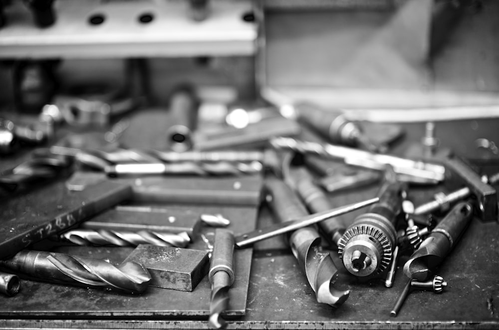 Mèches et outils de mécanique utilisés pour la réparation de moteurs